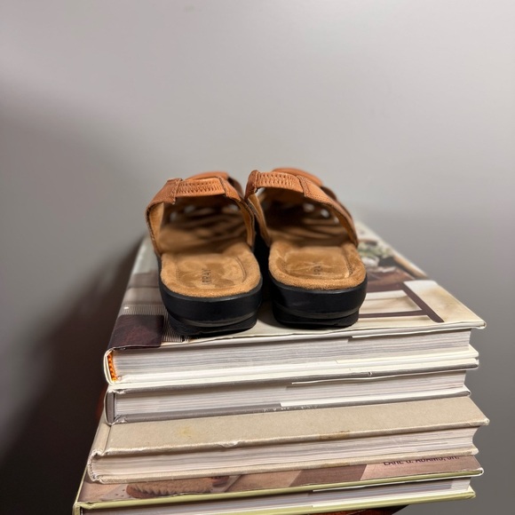 Array Women’s Size 8.5 Tan Woven Leather Sandals - Picture 7 of 13